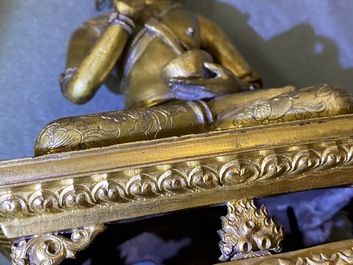 Een Sino-Tibetaanse verguld bronzen figuur van Boeddha, 17/18e eeuw